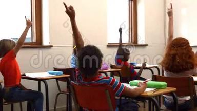 学校的孩子们在<strong>课堂上举手</strong>
